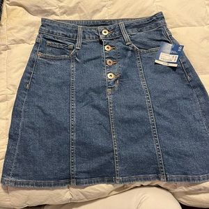 Denim skirt, size 3. In excellent condition.